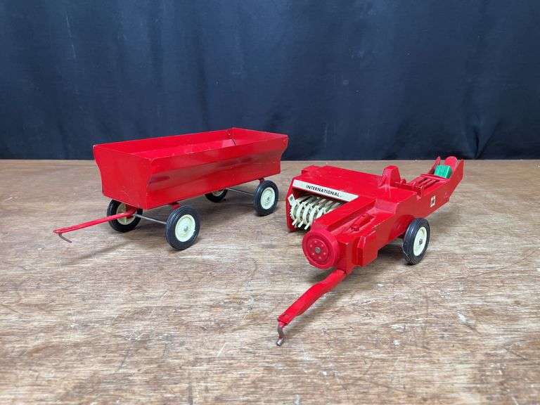 (2) 1/16 IH Wagon + Baler Ertl image