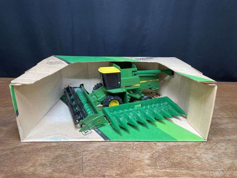 1/24 John Deere Titan Combine NIB Ertl image