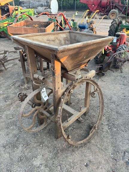 Chain Driven Seed Spreader image