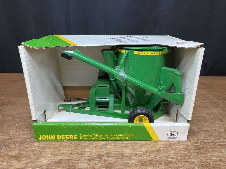 1/16 John Deere Grinder Mixer NIB Ertl image