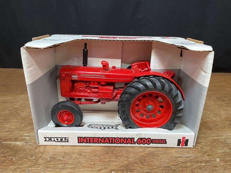 1/16 IH 600 NIB Ertl image