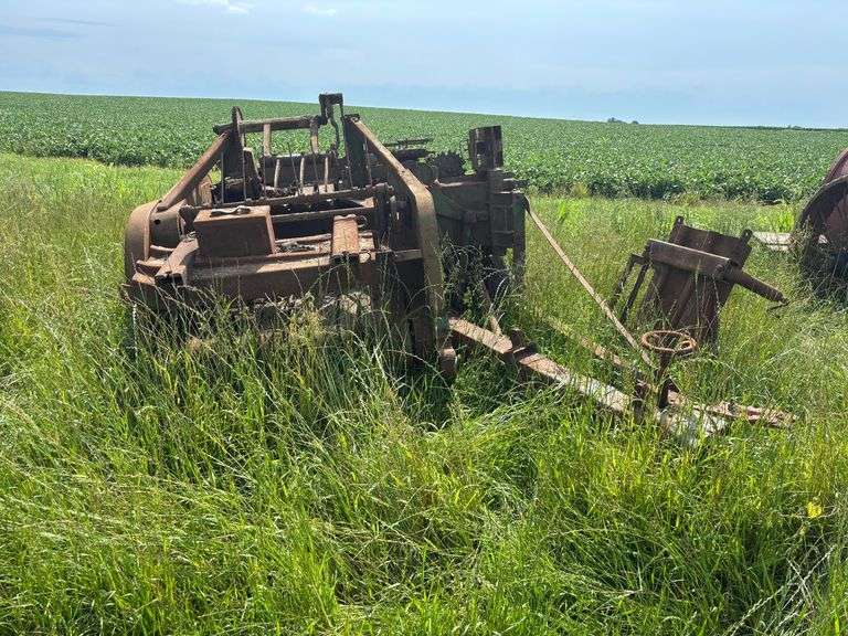 John Deere Side Chute Baler image