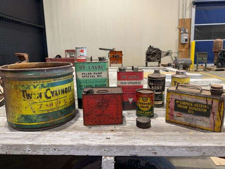 Group of assorted oil cans image