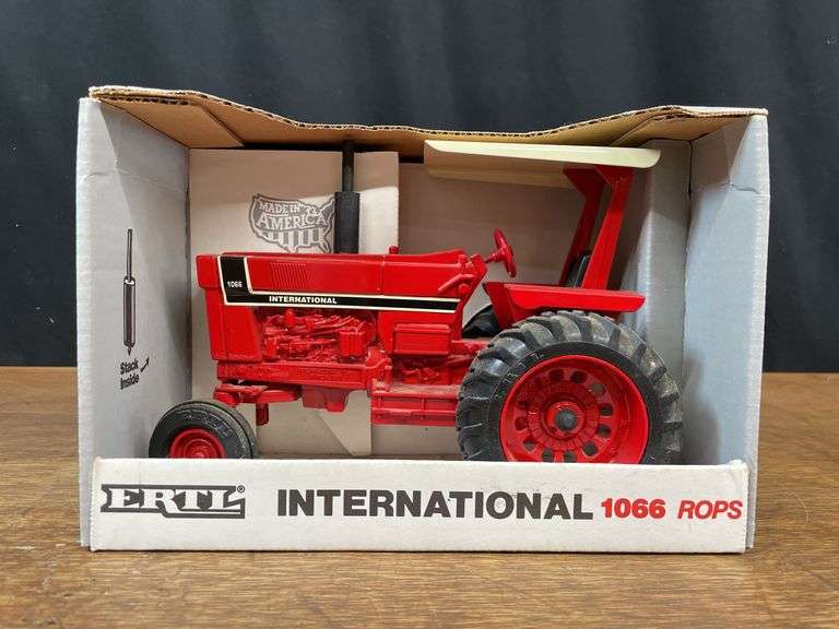 1/16 IH 1066 NIB Ertl image