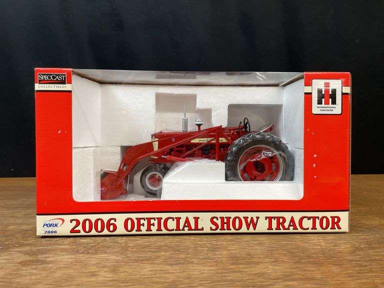 1/16 Farmall 350 w/Loader 2006 Pork Expo NIB SC image