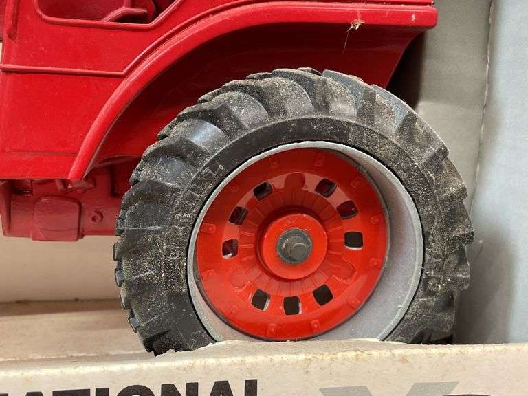 1/16 IH 1568 NIB Ertl