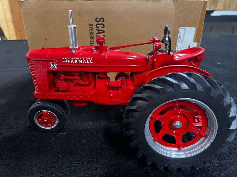 1/8 Farmall M NIB SM image