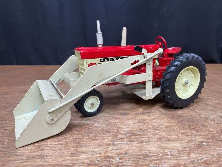 1/16 Farmall 560 w/Loader Ertl image