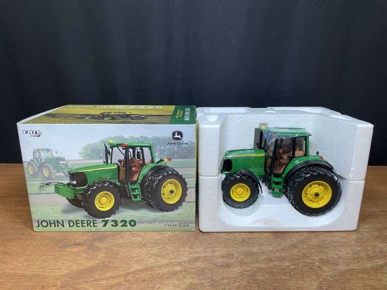 1/16 John Deere 7320 2005 Farm Show NIB Ertl image