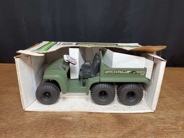 1/8 John Deere Trail Gator 6x4 NIB SM image