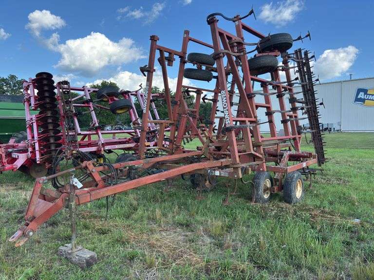 Sunflower 5033 Field Cultivator 28'