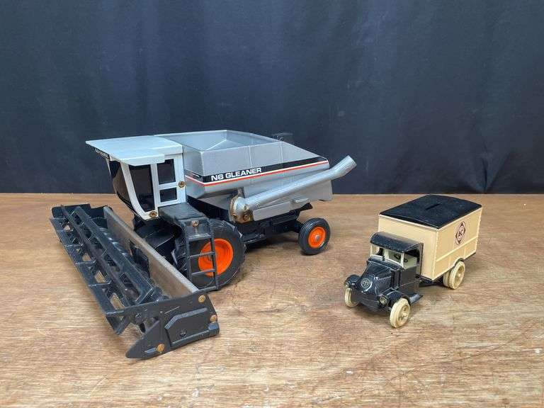 (2) 1/24 AC Gleaner N6 Combine SM + Truck Bank