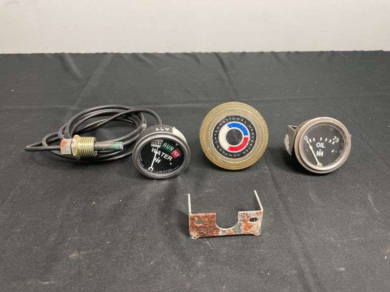 (3) IH Gauges image