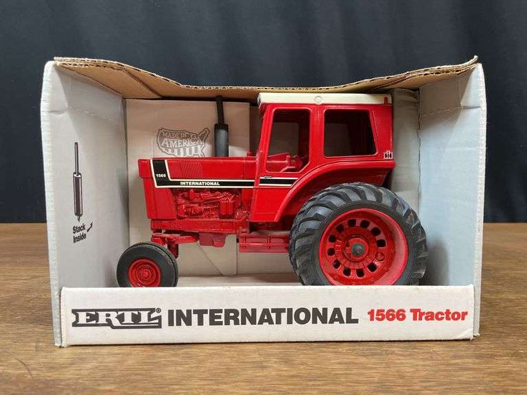 1/16 IH 1566 NIB Ertl image