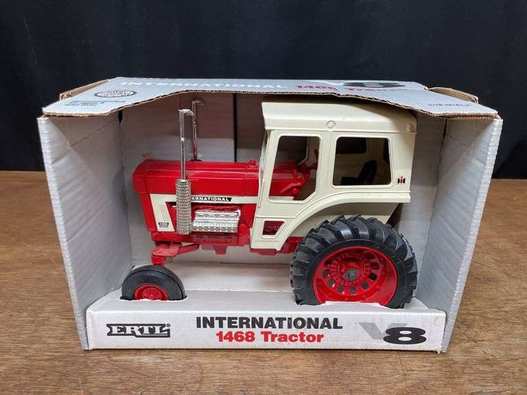 1/16 IH 1468 NIB Ertl image