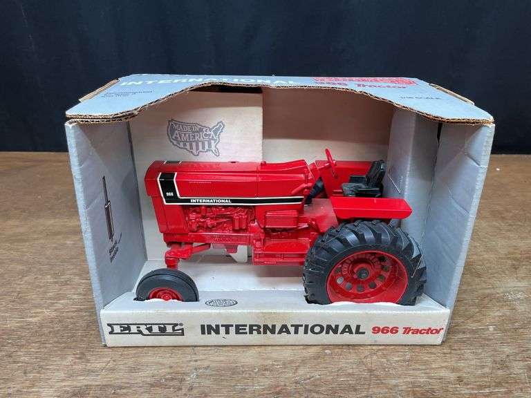 1/16 IH 966 NIB Ertl image