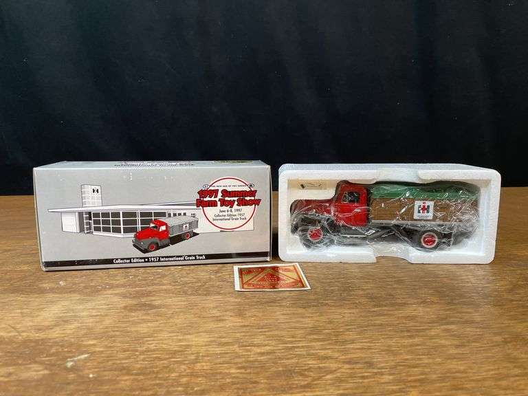 1/34 IH Grain Truck 1997 SFTS NIB 1st Gear image