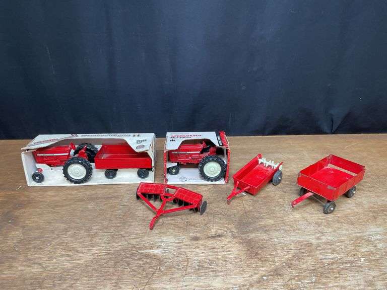 1/32 IH Tractors + Implements Ertl image