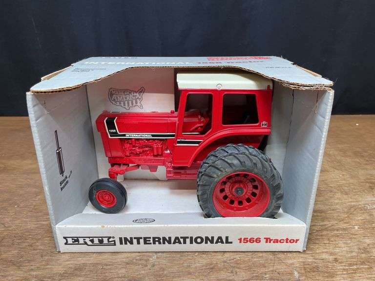 1/16 IH 1566 NIB Ertl image