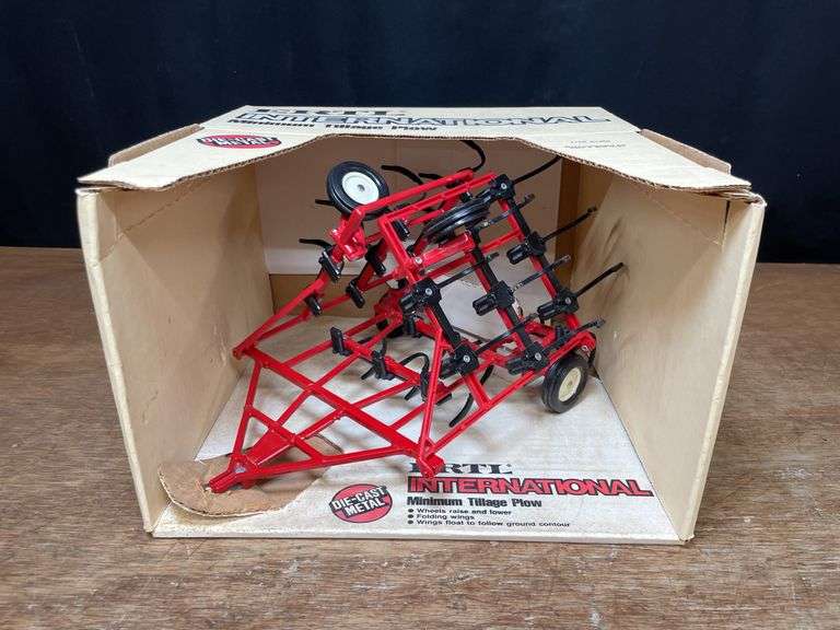 1/16 IH Minimum Tillage Plow NIB Ertl image