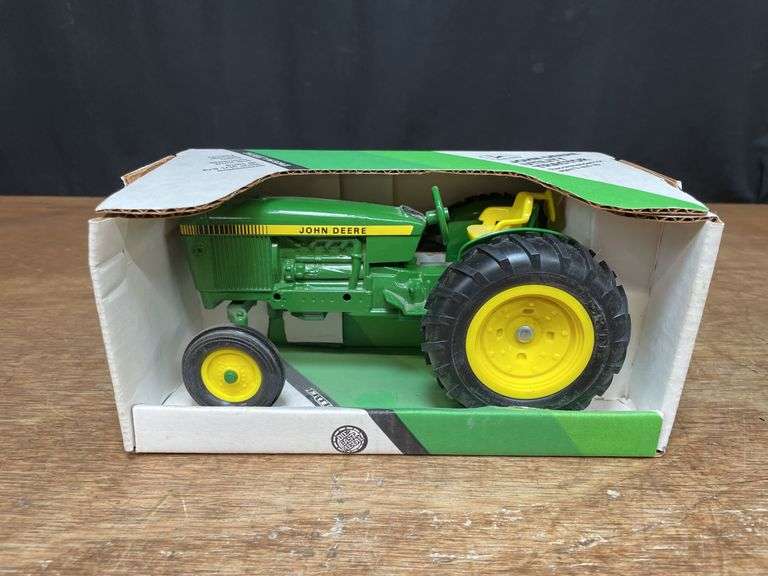 1/16 John Deere 2040 NIB Ertl image
