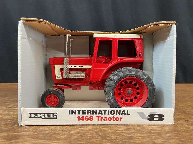 1/16 IH 1468 NIB Ertl image