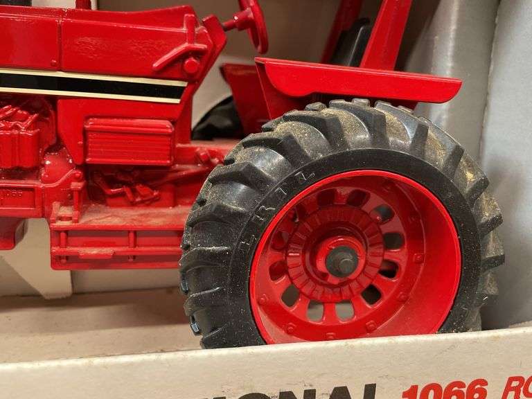 1/16 IH 1066 NIB Ertl