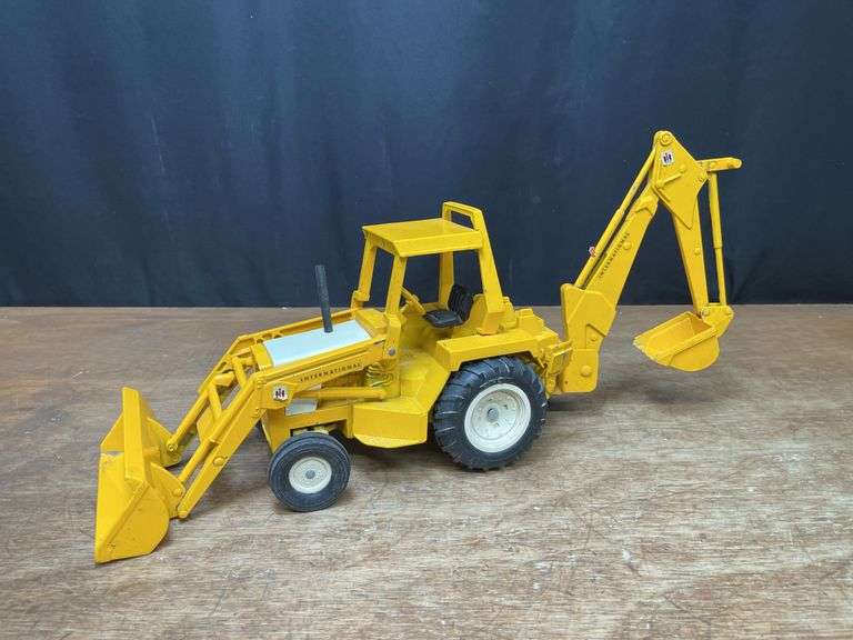 1/16 IH Backhoe Ertl image