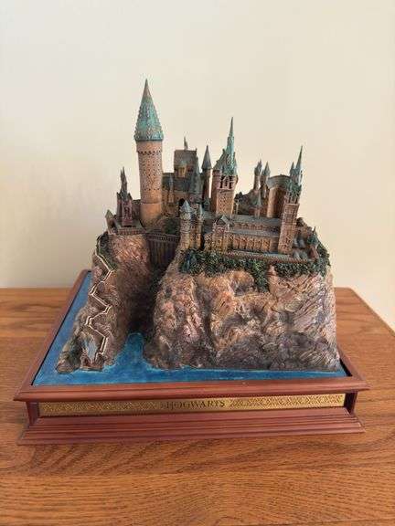 Noble Collection Harry Potter Hogwarts School Sculpture Replica 30 cm image