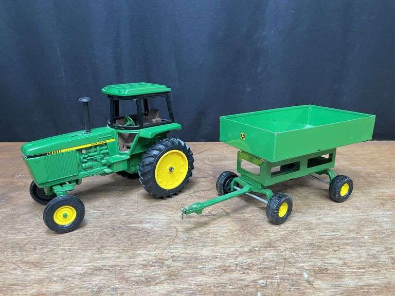 (2) 1/16 John Deere 4450 + Gravity Wagon Ertl image