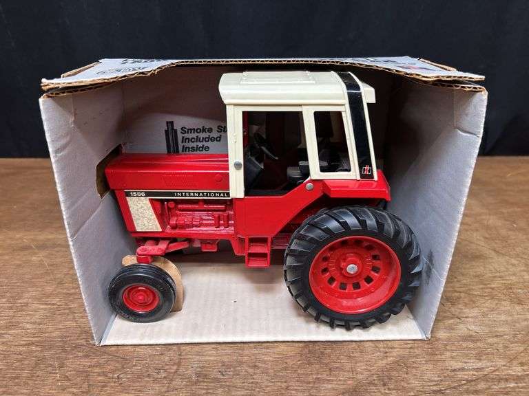 1/16 IH 1586 NIB Ertl image