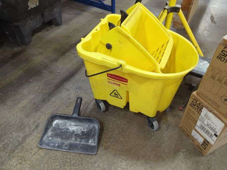 Assorted Lighting and Cleaning Supplies Lot