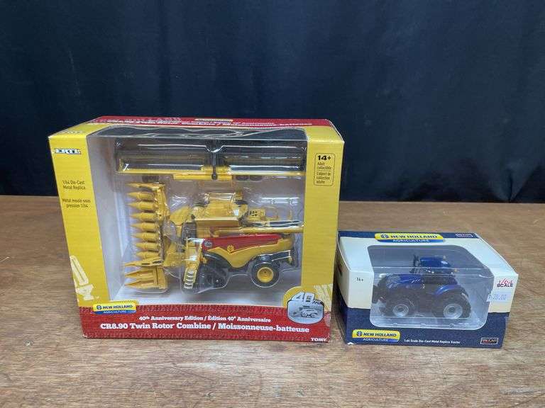 (2) 1/64 New Holland CR8.90 Combine + T7.315 NIB image