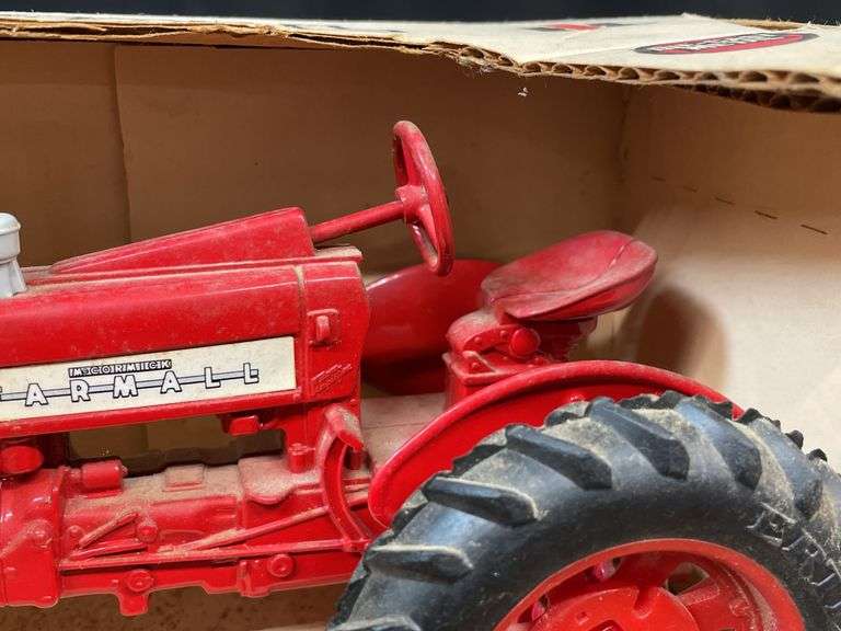 1/16 Farmall 350 NIB Ertl
