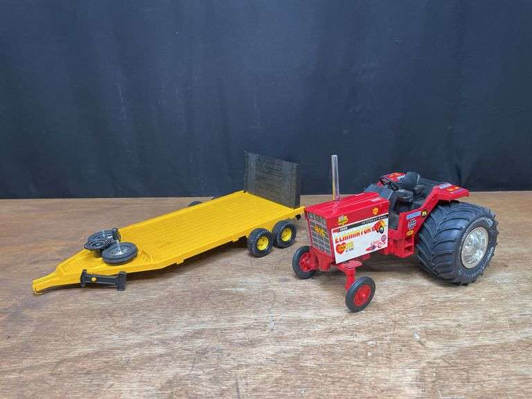 (2) 1/16 IH 1586 Puller + Trailer Customized image