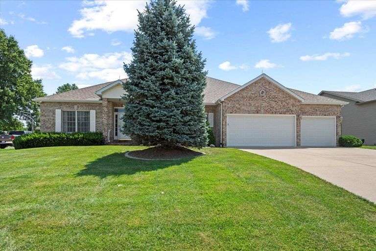 114 Heatherstone Dr. Chatham, IL 62629 image