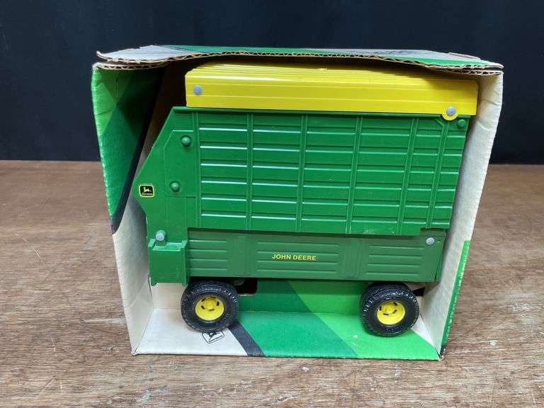 1/16 John Deere Forage Wagon NIB Ertl image