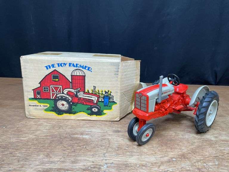 1/16 Ford 901 1986 NFTS NIB Ertl image
