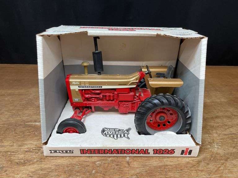 1/16 IH 1026 Gold Demonstrator Collector NIB Ertl image