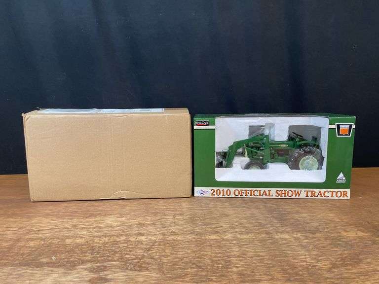 1/16 Oliver 995 w/Loader 2010 Pork Expo NIB SC image