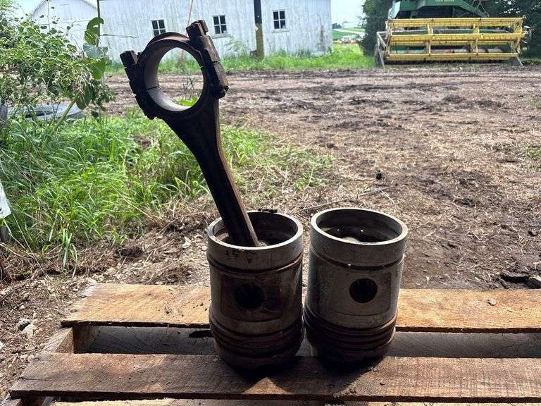 John Deere Model G Pistons and Rod image