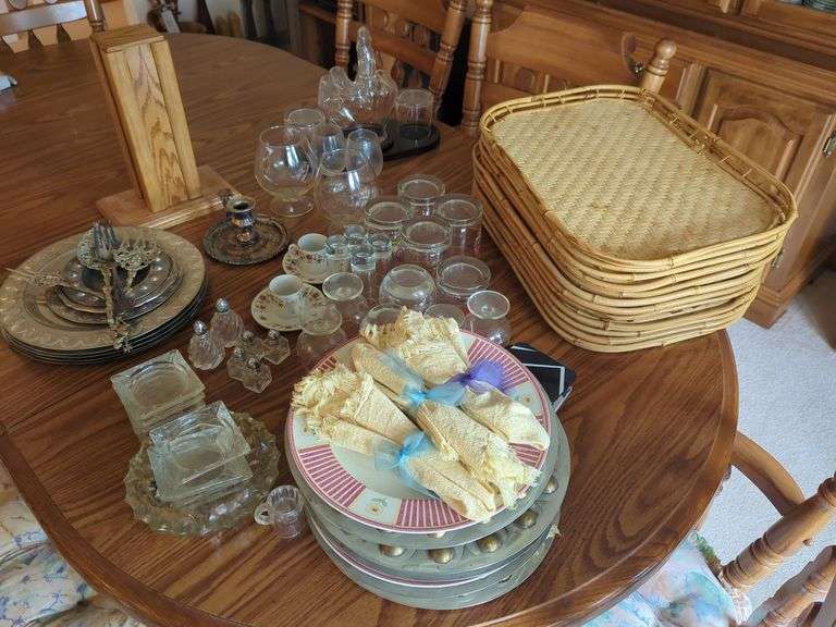 Table Top Contents - Glassware/Decanter/Trays image