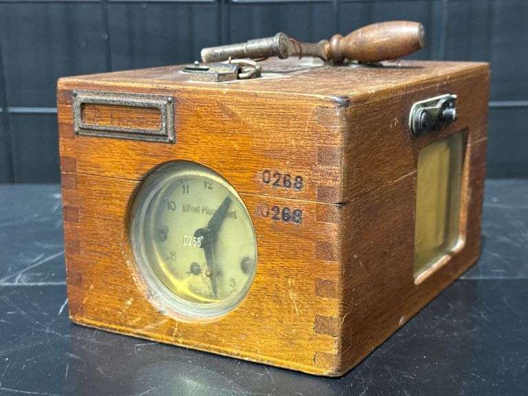 Alfred Plasschaert 1920's Pigeon Racing
Clock Numbered 0268. image