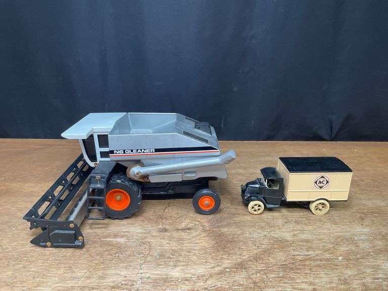 (2) 1/24 AC Gleaner N6 Combine SM + Truck Bank