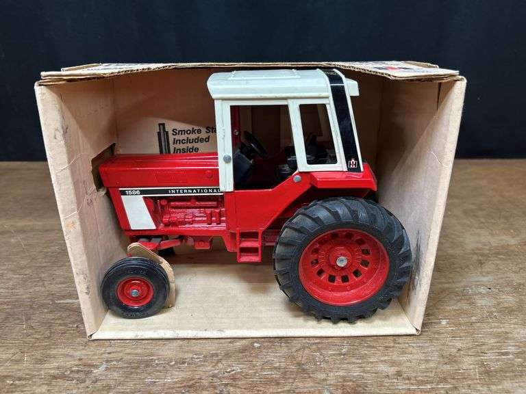 1/16 IH 1586 NIB Ertl image