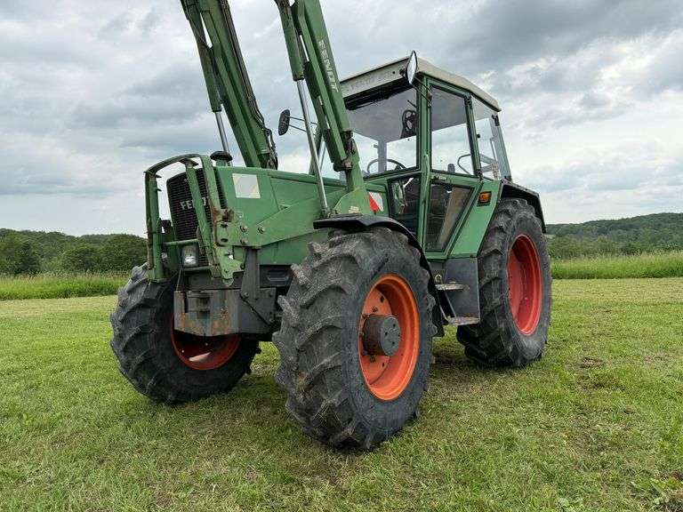 One Owner Fendt 305 LSA with Loader image