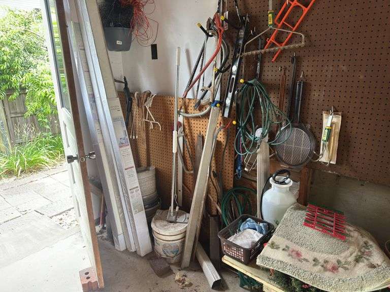 Contents on Floor & Wall image