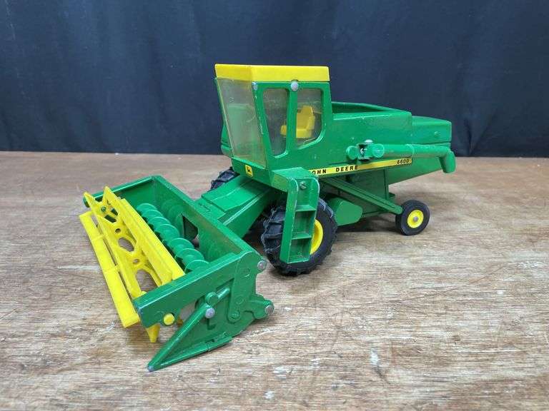 1/24 John Deere 6600 Combine Ertl image
