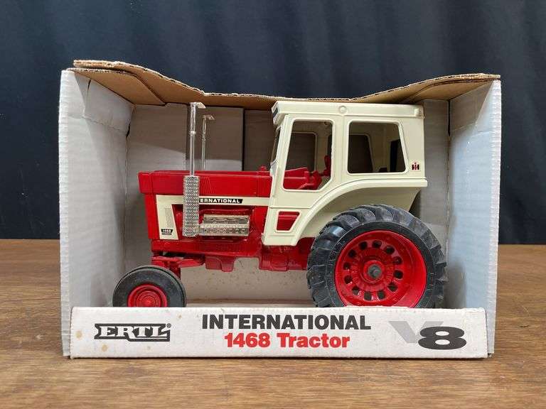 1/16 IH 1468 NIB Ertl image