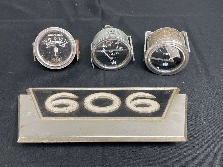 (4) IH Gauges and 606 Badge image